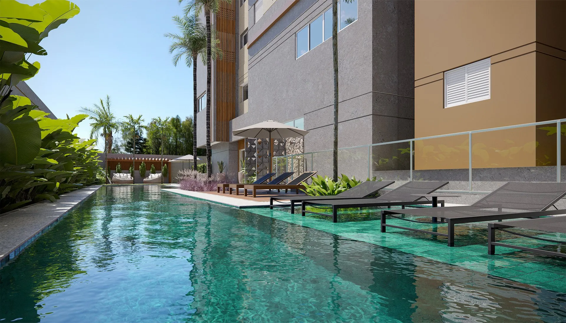 Piscina com raia do Mon Trésor Vila Ema, com espreguiçadeiras, palmeiras e a torre ao lado