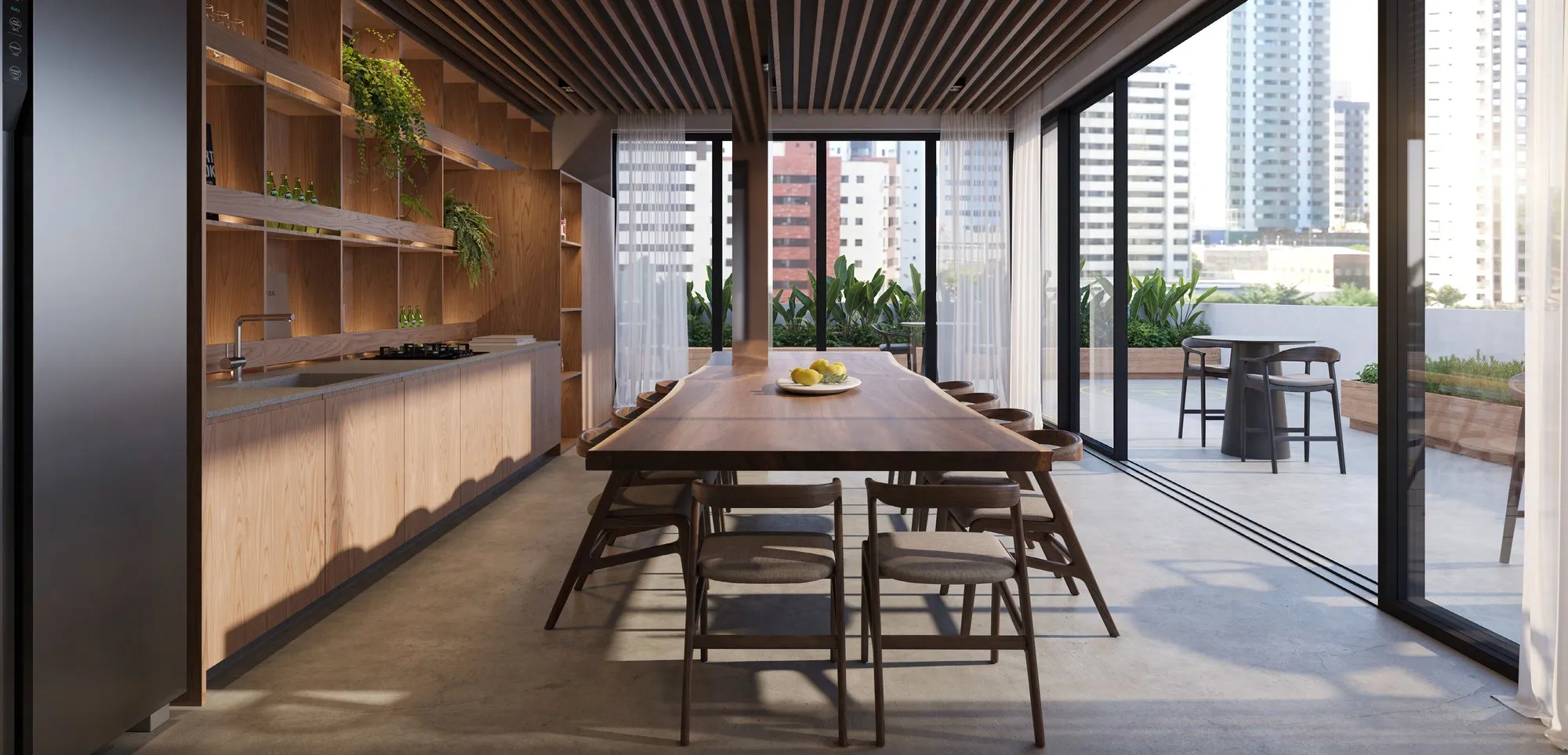 Espaço gourmet do Pátio São José, com mesa comprida, estante de madeira e varanda