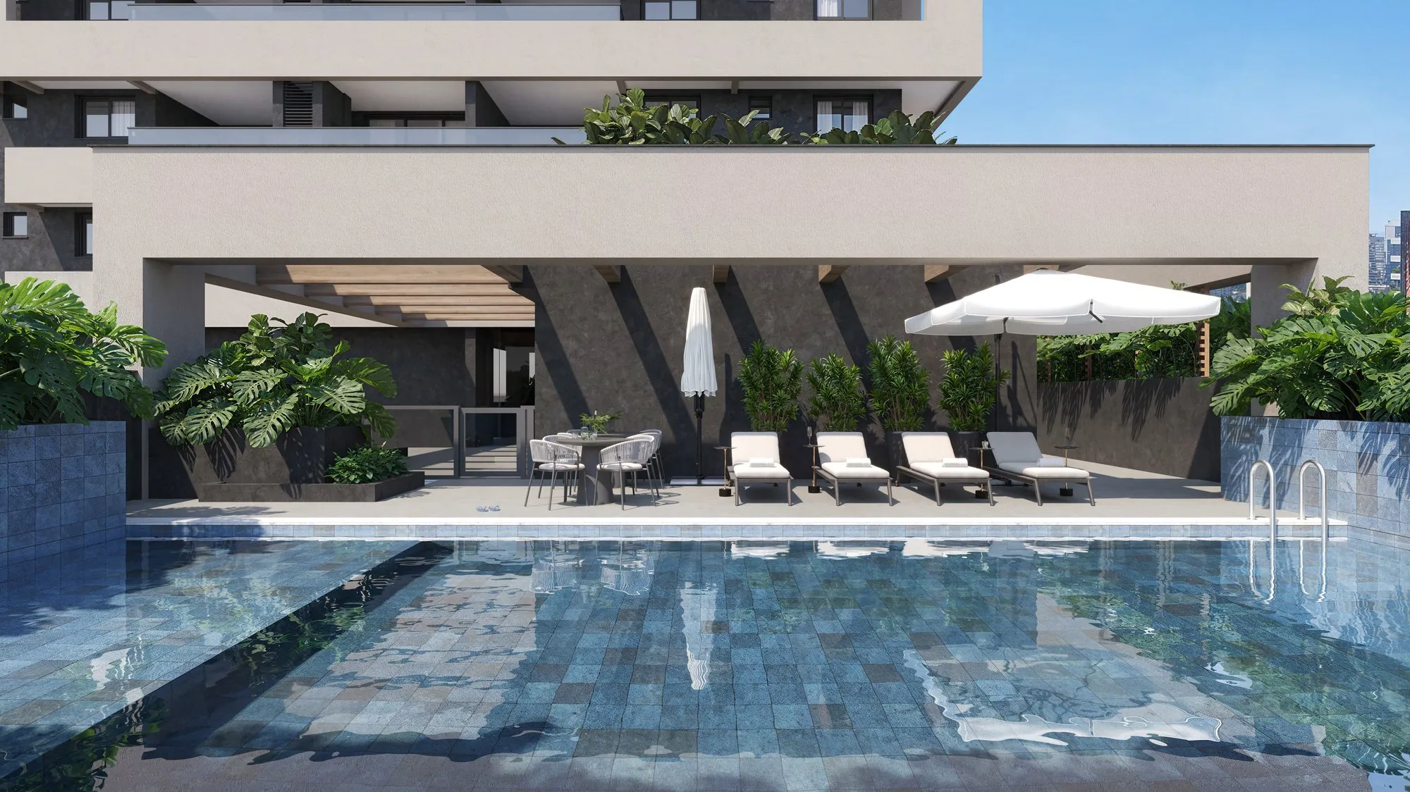 Piscina do Pátio São José, com espreguiçadeiras e ombrelones